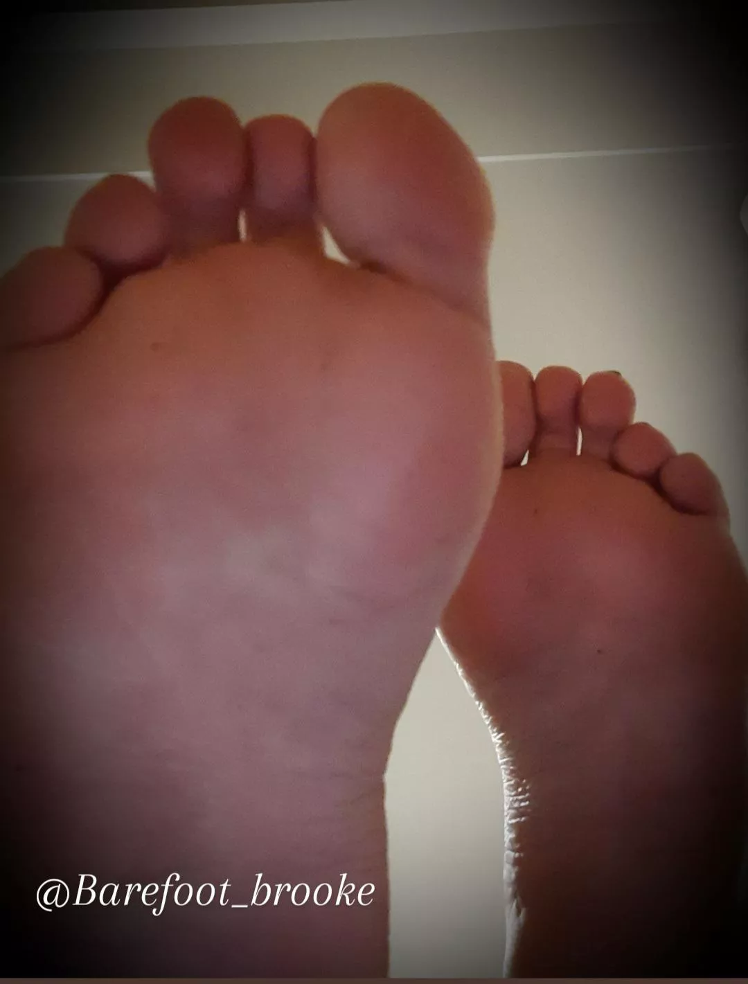I want to put my feet on your face π I want to put my feet on your face π