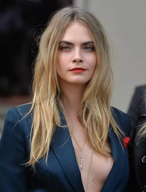 I want to sext with Cara and give her a big New Year’s load!