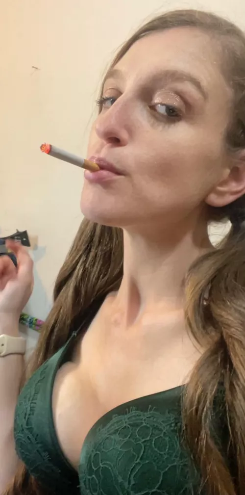 i want you to be my ashtray and please me while i chainsmoke 🚭💅🏼