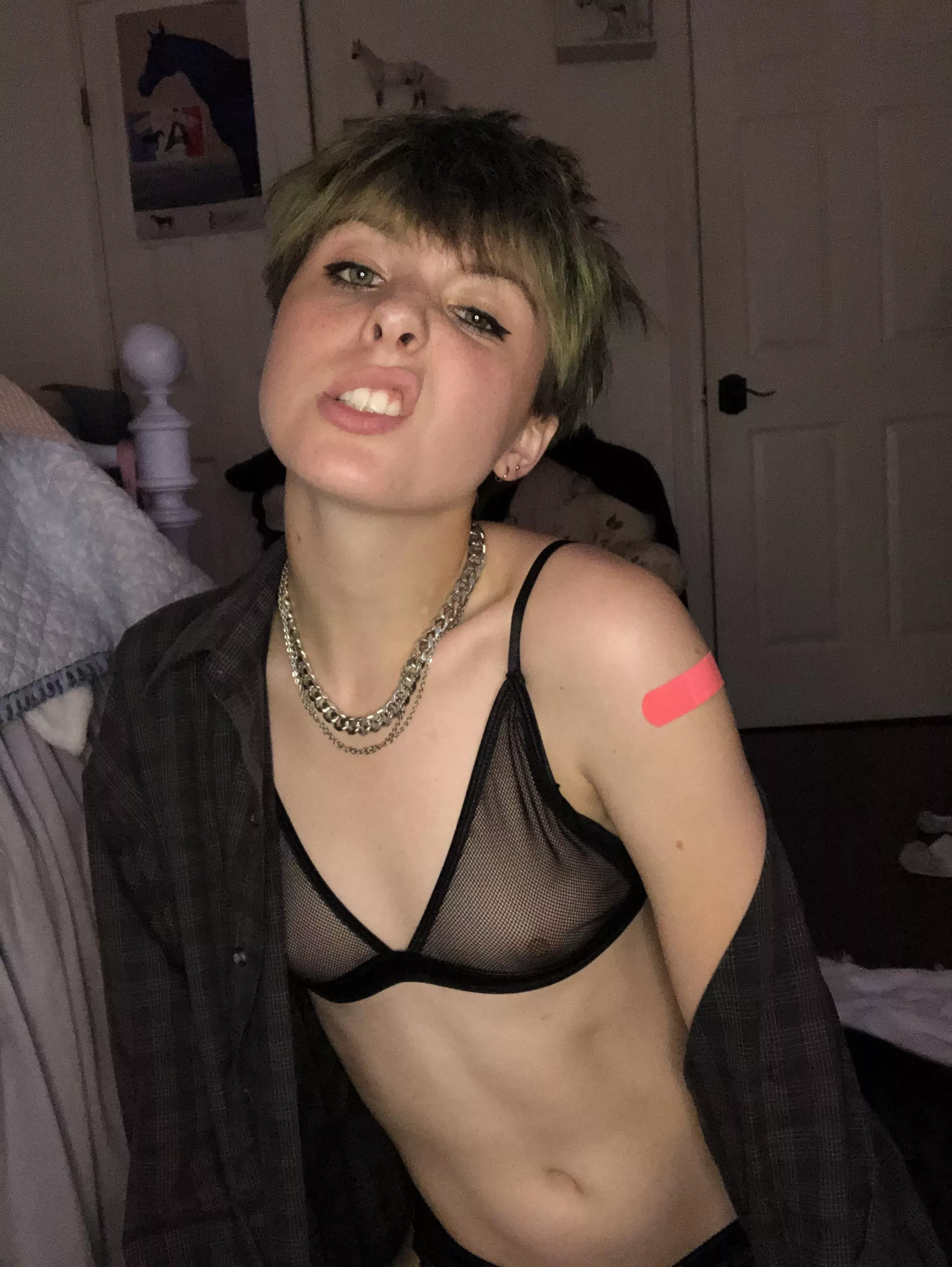 I want you to tug on my chain while you fuck me.