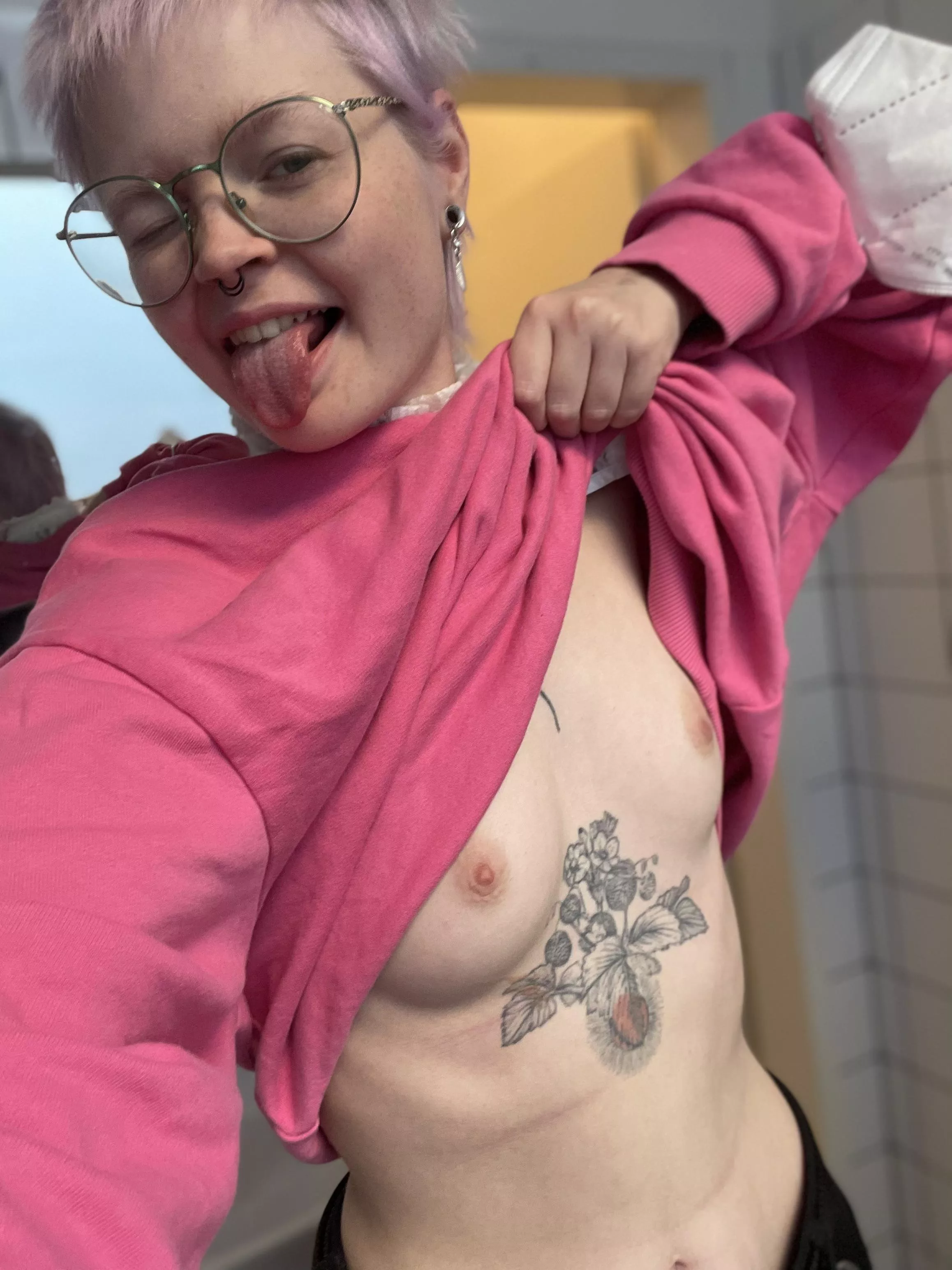 I was in the mood for some quick naughty pics at work today. Don't tell my coworkers.