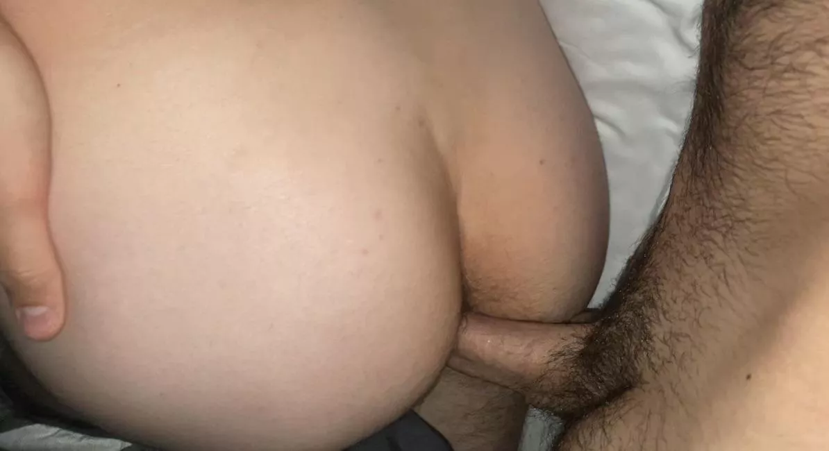 I was laying in bed and felt his boner, so of course I let him slide it in and hit it raw 😈