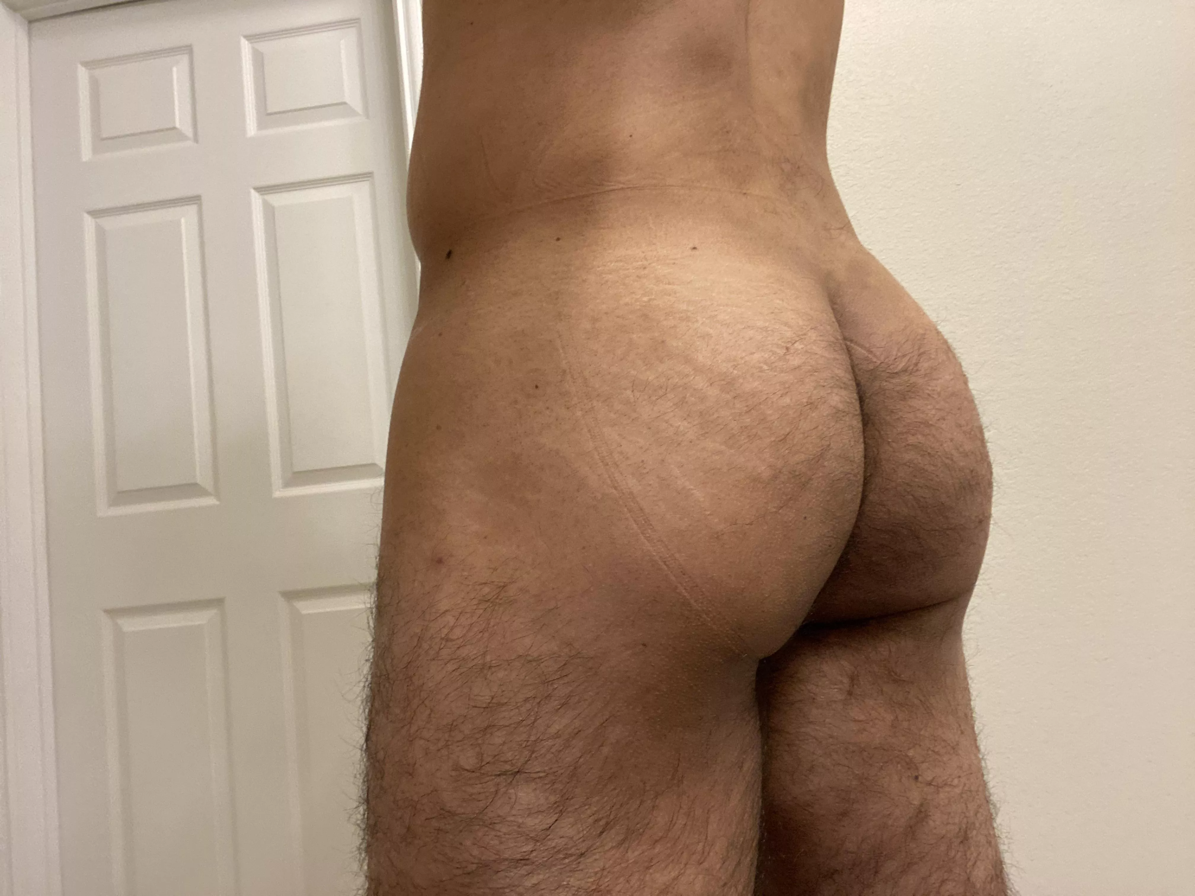I wish I could have an ass like some of the bears I see at the gym. Yeah, I look.