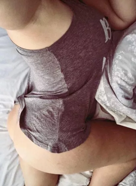 I wish she posted more. She looks delicious!😘