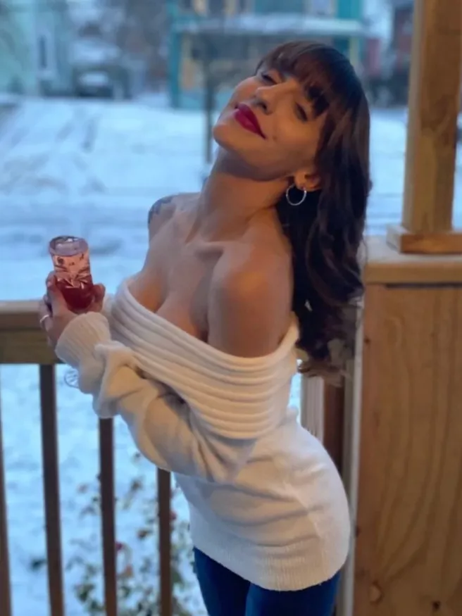 I wish that sweater would slip down a bit 😏