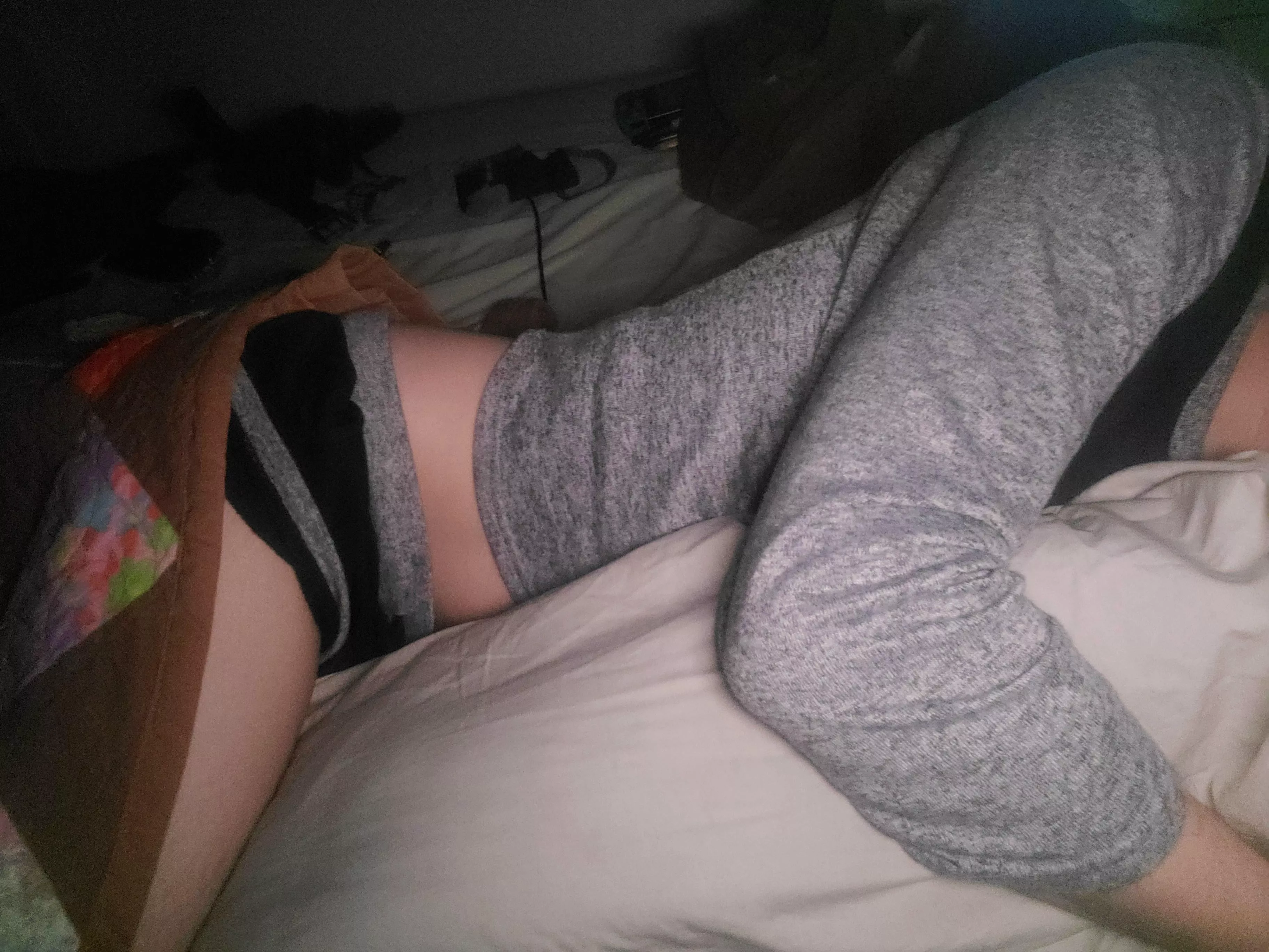 I woke up in the middle of the night, does anyone want to hold me or cuddle with me while I fall asleep 🥺pwese