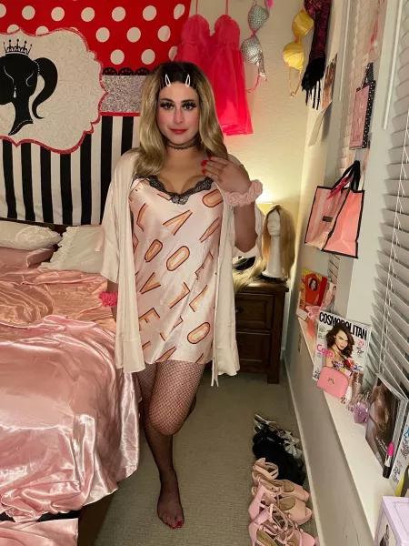 I wonder what my mother would think if she me saw me like this!! Who would’ve thought her “normal boy” is actually a total sissy girl!? 💁🏼♀️