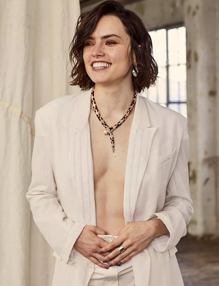 I would love to cum all over Daisy Ridley's chest