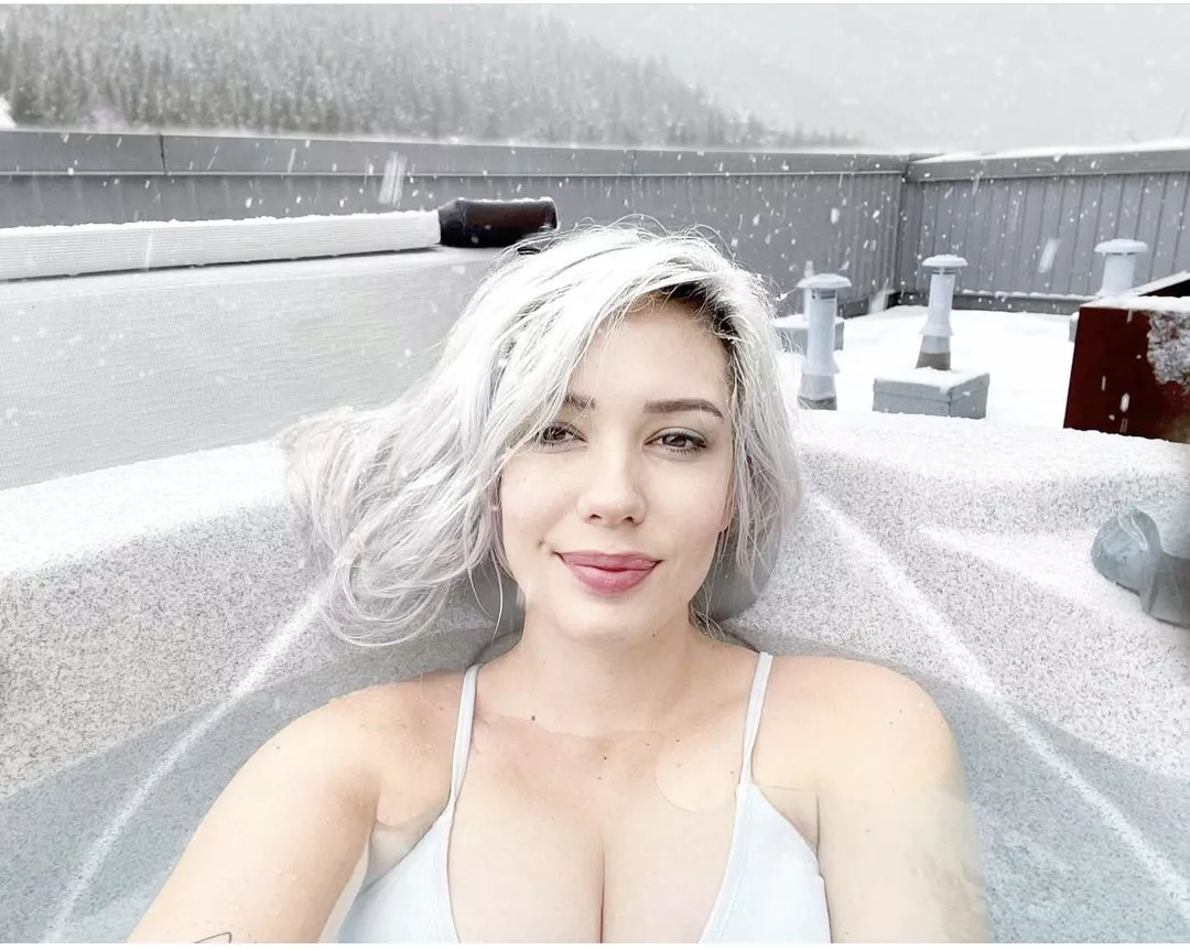 I'd love to keep Alanah Pearce warm in that hottub!