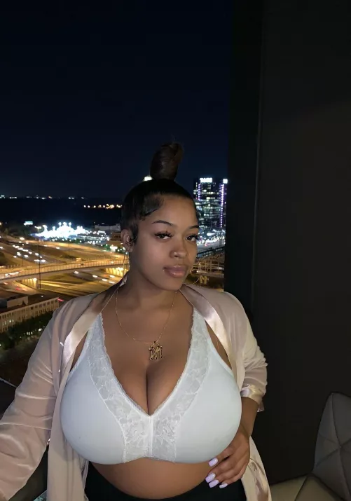 if this geys a esay 10upvote ill post her nude picture on my page 
