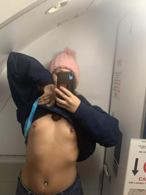 I’ll be your cum slut in the back of the plane 💦😉