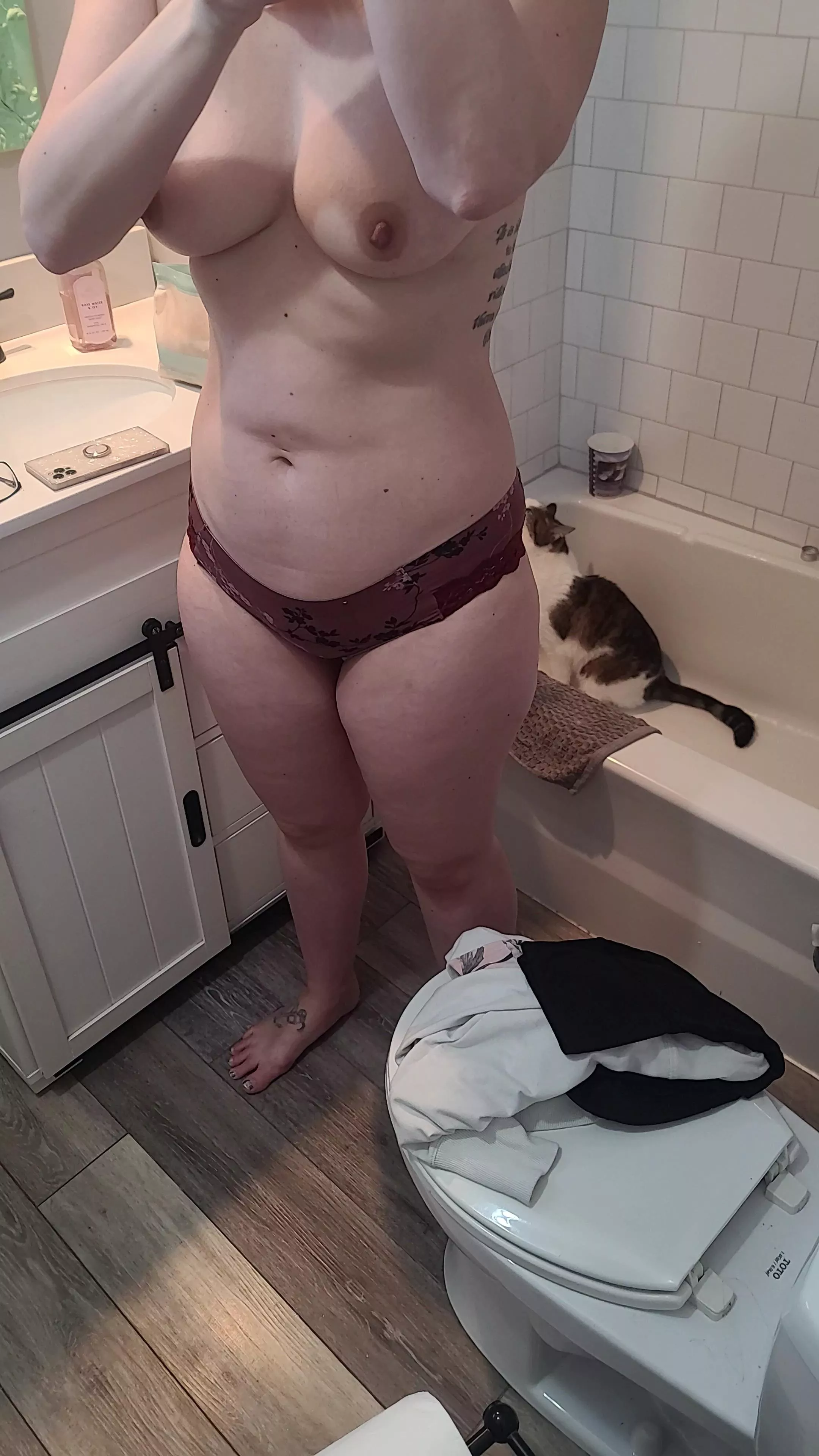 I'm 34 y married milf smash or pass (f)