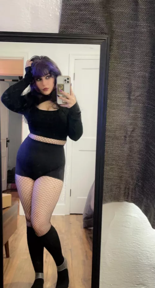 Iโm a 4โ11 DnD nerd addicted to iced mochas and canโt stfu about Disco Elysium or the Kessler Syndrome. Do you think weโd get along? ๐