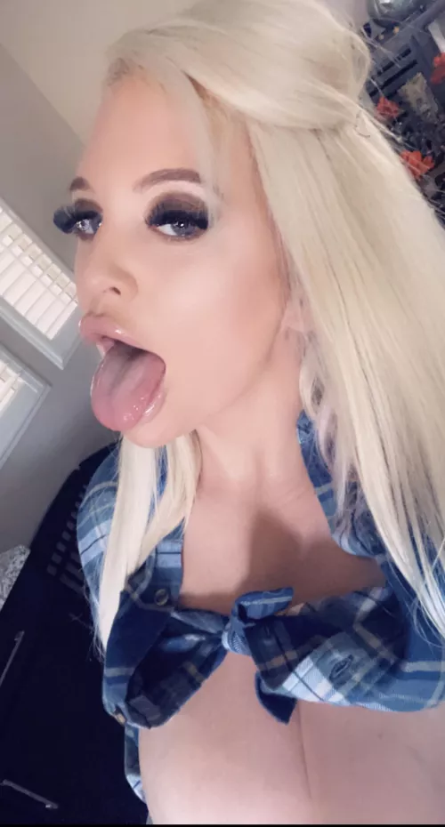 I’m a bimbo constantly craving cum!