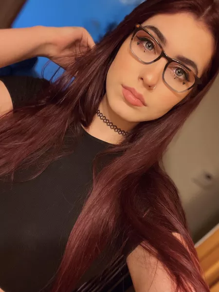 Iām a girl, with glasses. cx