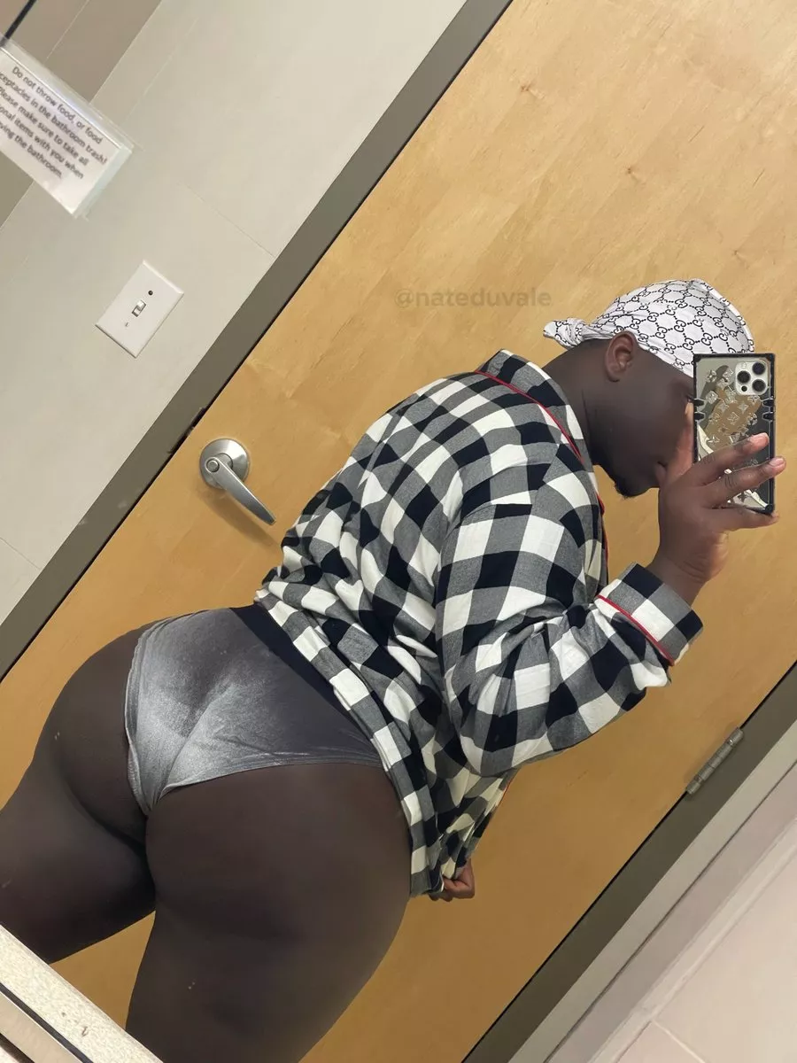I'm a straight dude I love pussy with all my heart but I love looking at thicc fucking fat bottom bois bussy I'd lowkey smash 😏 🍑👀🤫