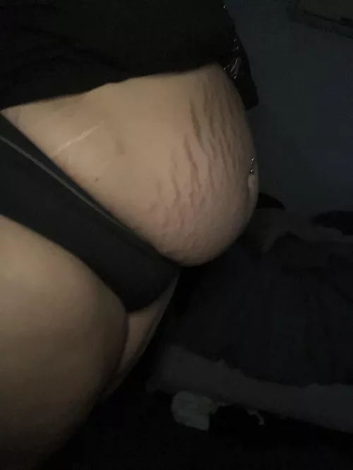 Iโm being such a piggy it looks like Iโm pregnant again but Iโm not.