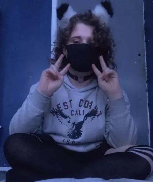 Im bored, i want cuddles 😖