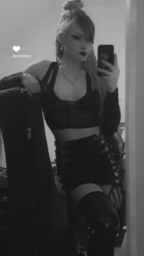 Im bored. What obedient little piggy can i play with tonight😈😏 [domme]