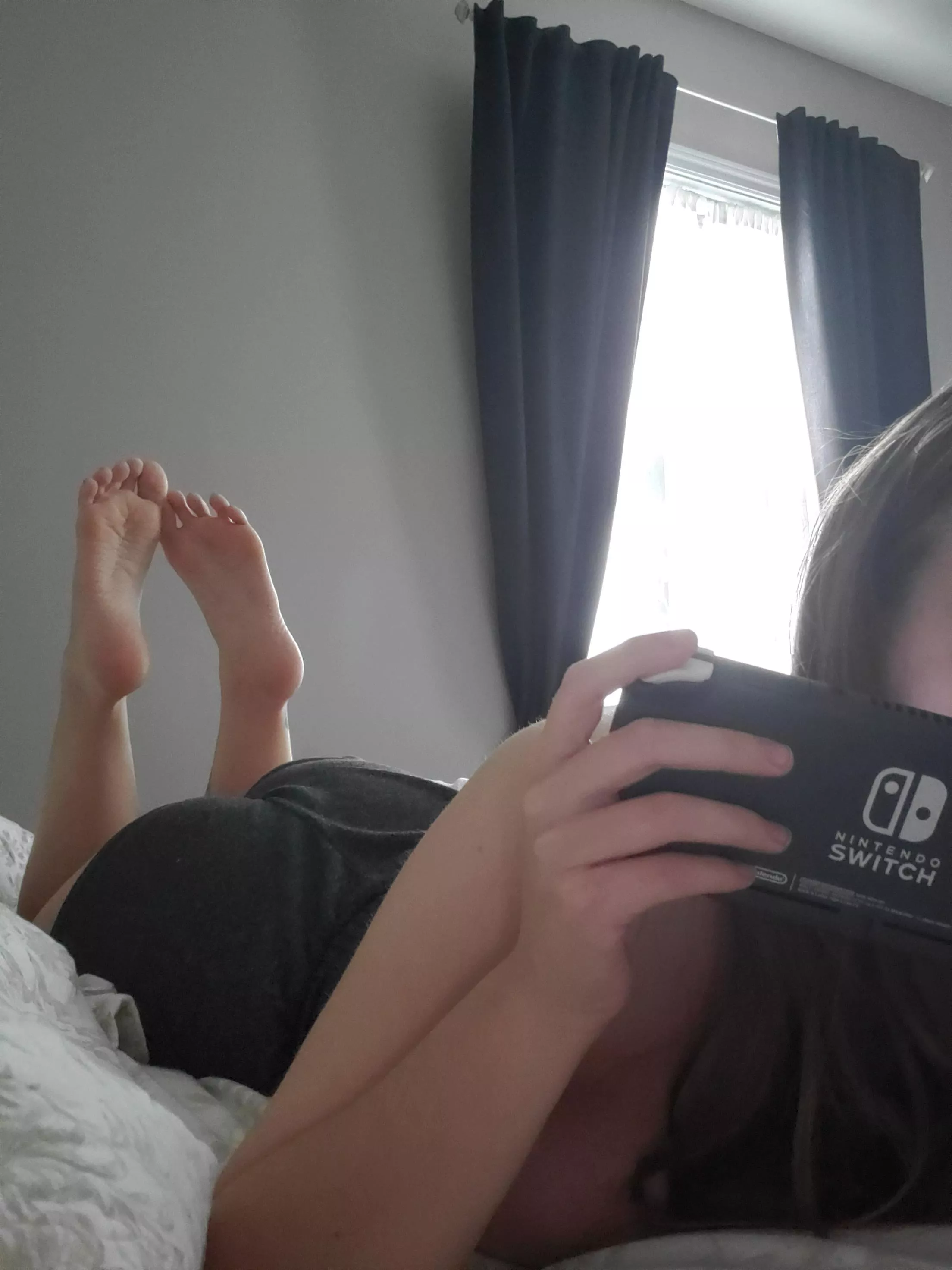 I'm feeling lazy, let me give you a footjob while I play my game