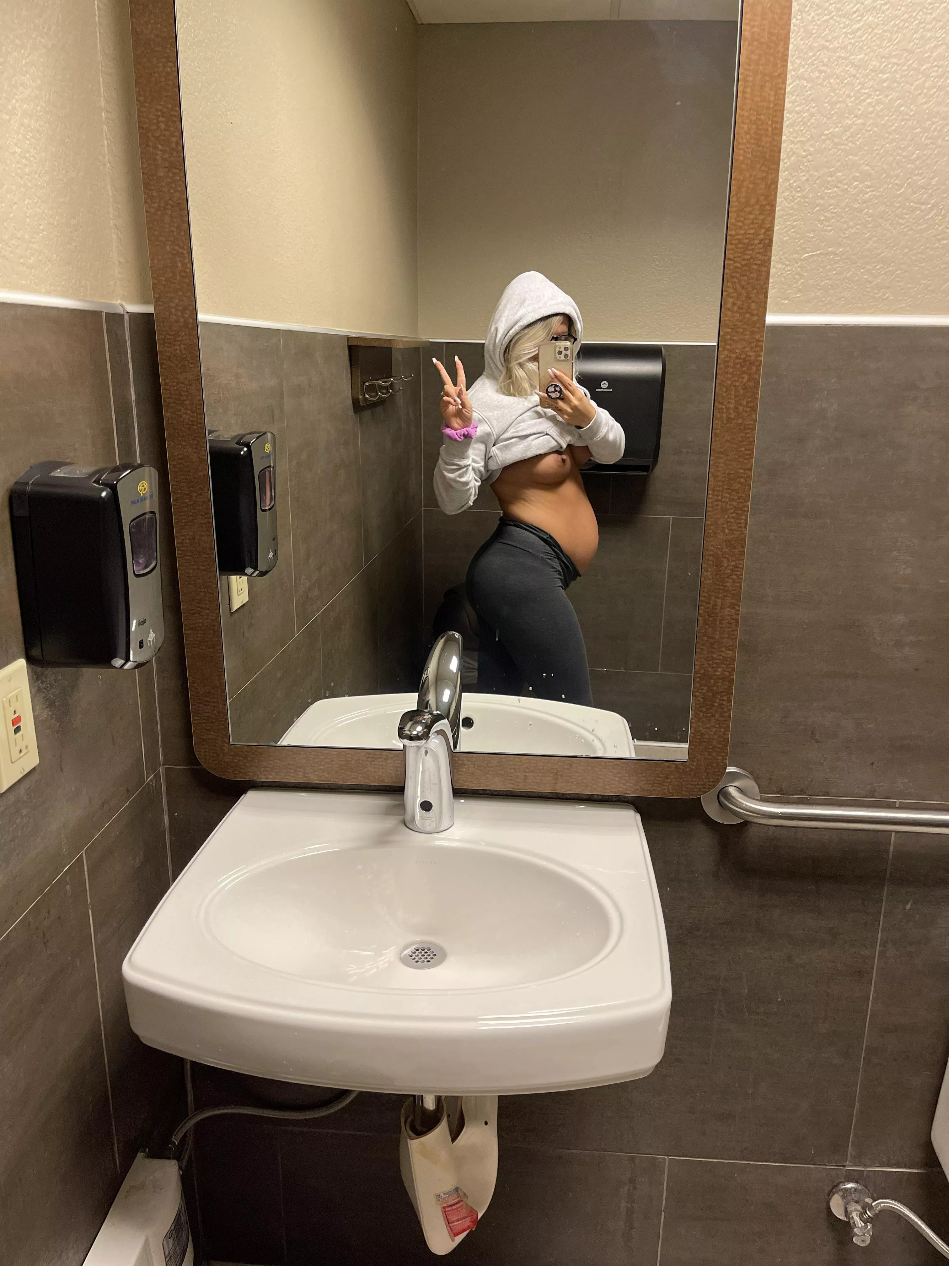 I’m getting so big y’all!! Had to document! 🤰 25 weeks! I’m getting so big y’all!! Had to document! 🤰 25 weeks!