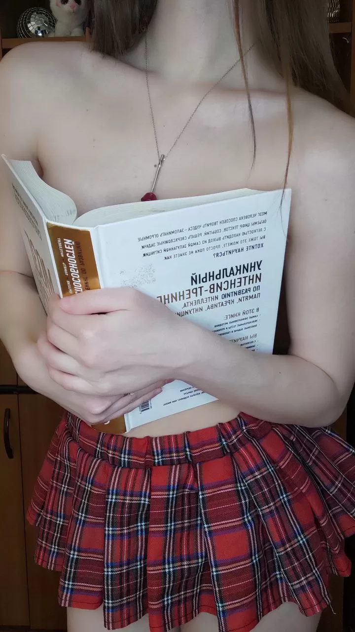 I'm going to read a book and you're going to stick your dick in my buns, aren't you?🍆🍑 Subscribe to me soon, I'm ready.😻👅💥Link below