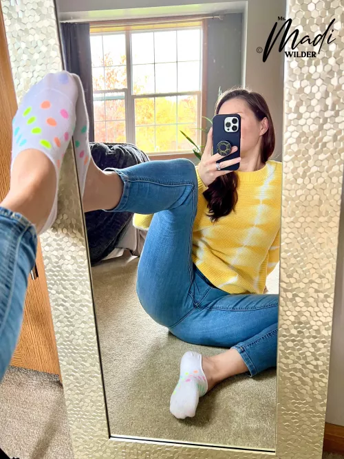 iβm in the perfect position for you to eat my pussy and rub my foot at the same time