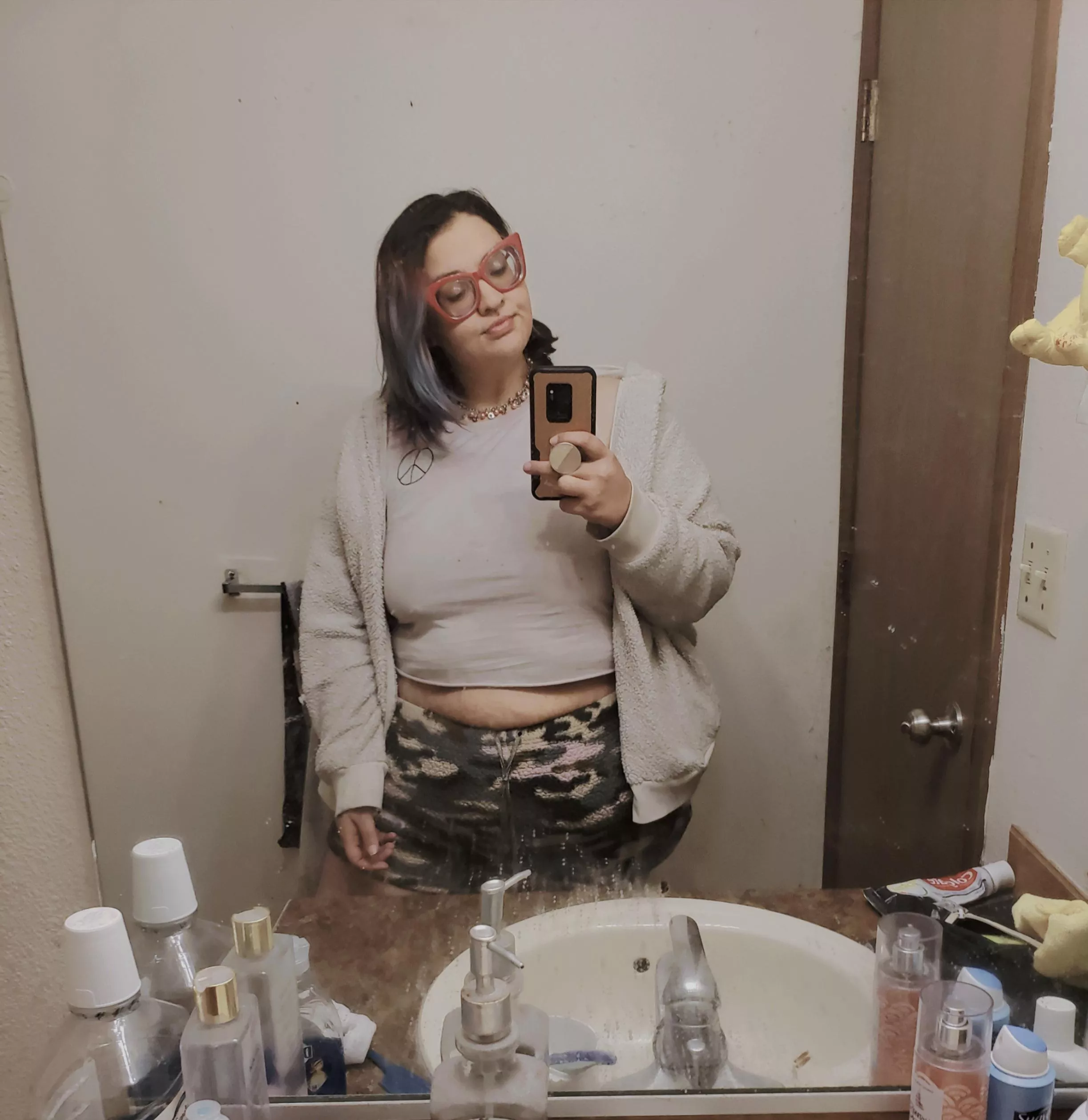 I'm just a chunky little whose trying to be okay with how they look. 🌻