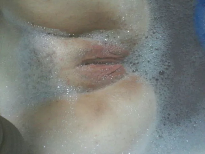 I’m lonely this morning… who’s going to come and keep me company? 😇🥰