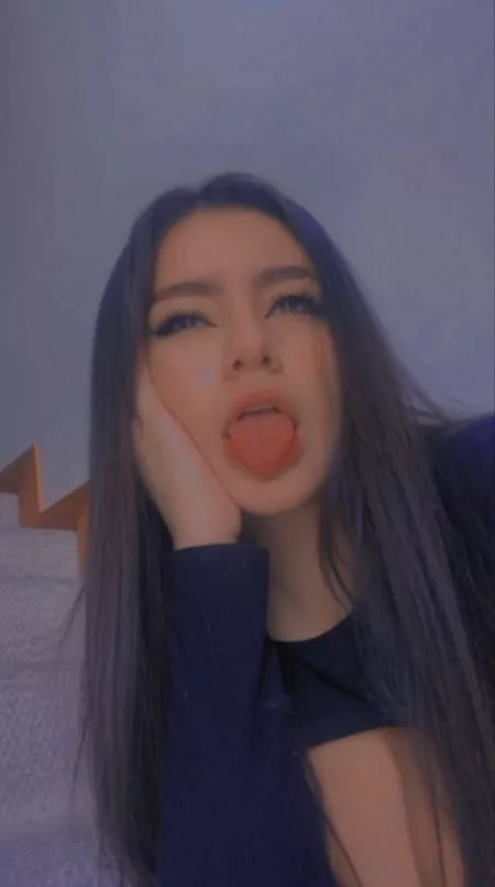 Im looking TRIBUTES for my x 😌 KIK ON MY PROFILE