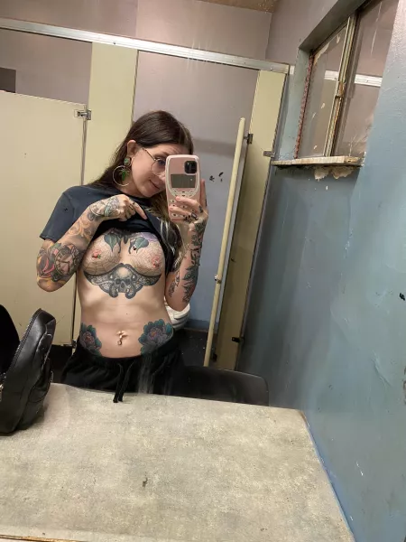 Iām not exactly showing here but the pregnancy is giving me boobs! This is my first time posting nude on the internet pregnant! Iām nervous š¬