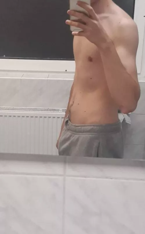 I'm not the best looking or the best at taking pic's 🤷 but any german cutiepie would like to be my little spoon? 👉👈