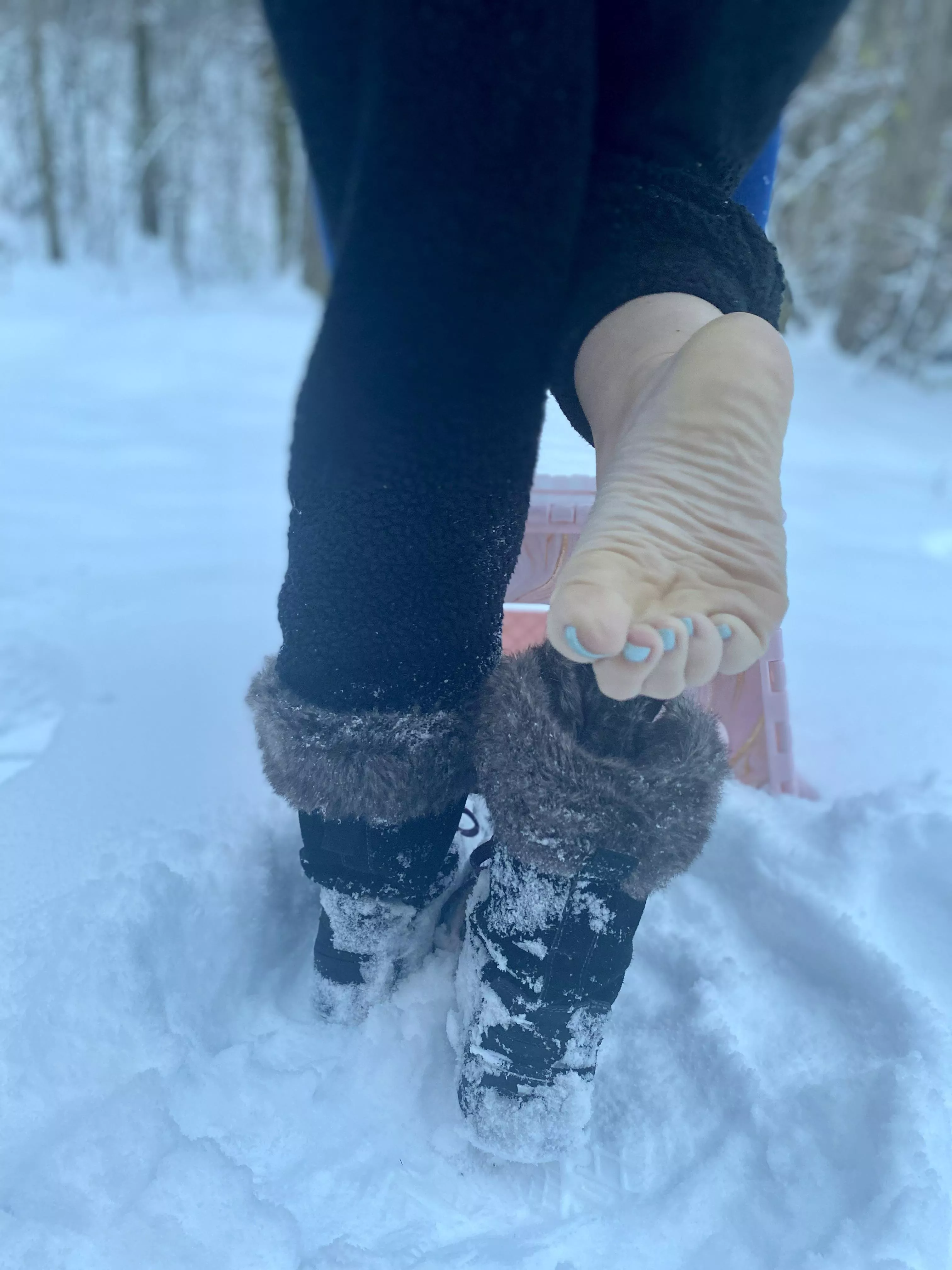 I’m ready for more snow already 🤪❄️ I get them cold, you keep them warm 😛