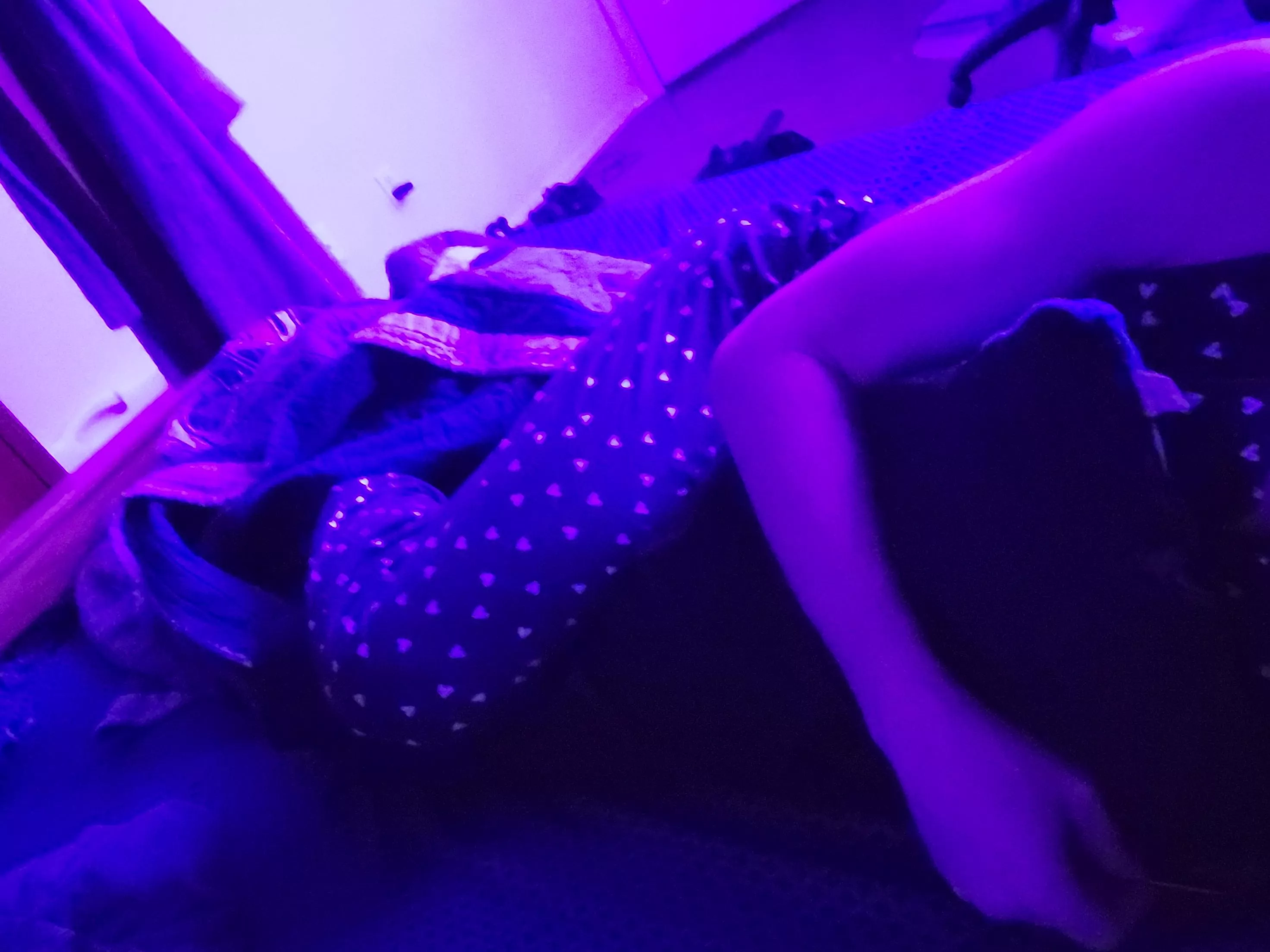 I'm sleepy and it's cold does anyone want to come here and cuddle while I fall asleep pwese🥺❄️