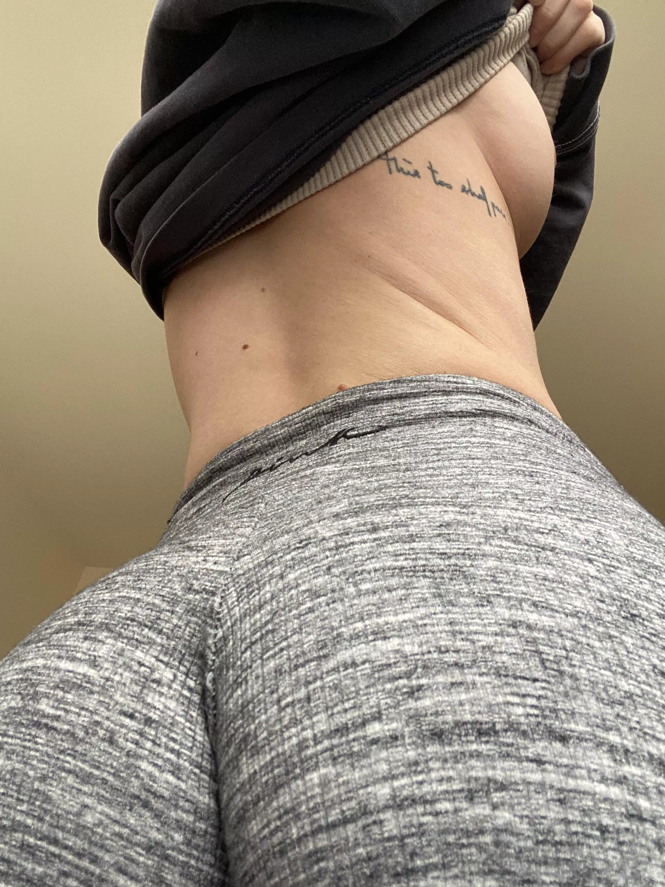 I’m sleepy 😴 come to my free OF and leave me a goodnight message 🖤✨