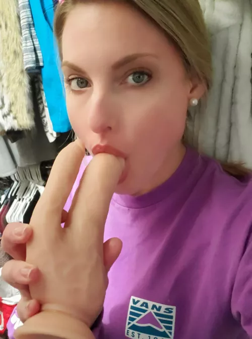 Iām so fkn horny rn I wanna be your cum slut babe
