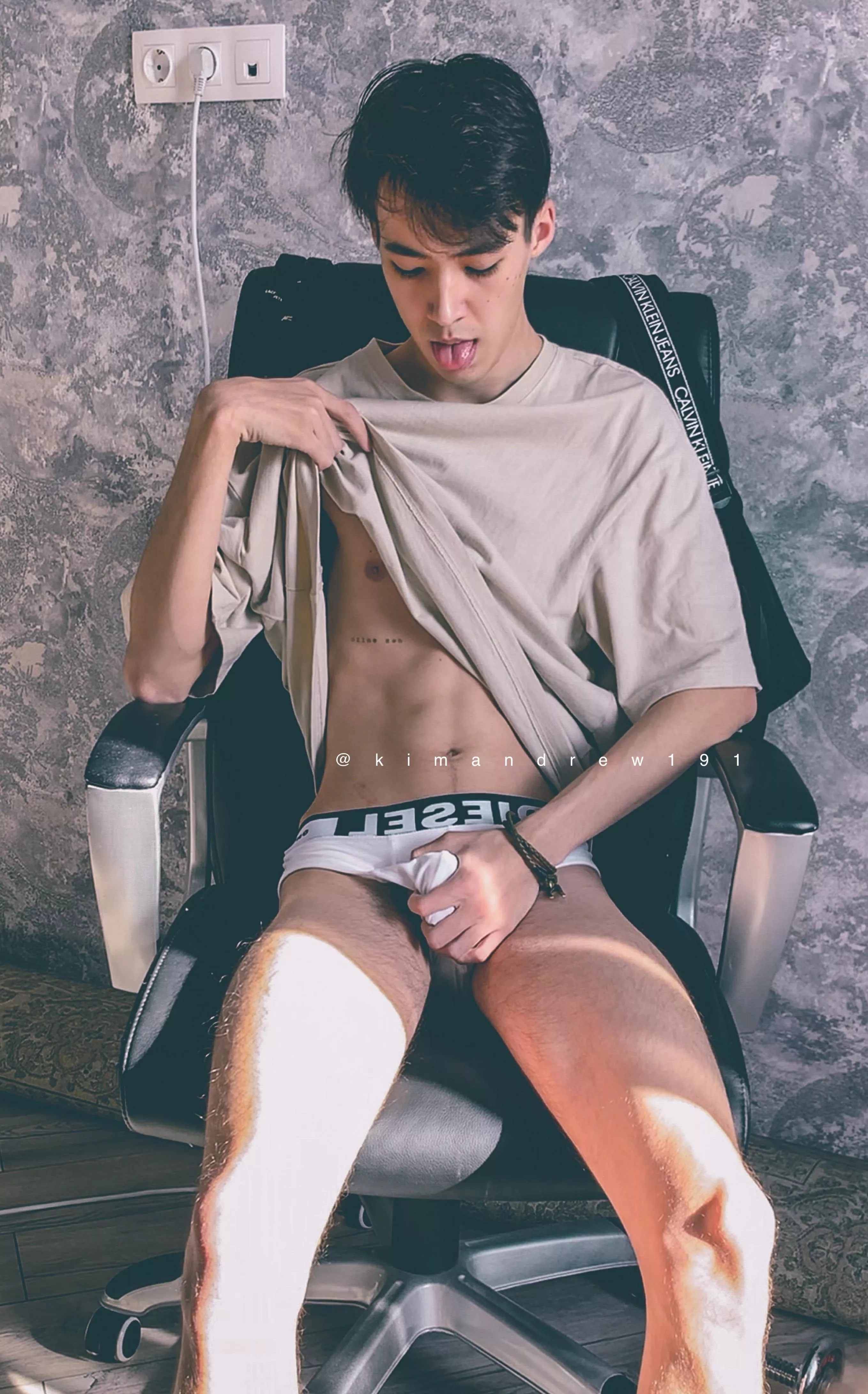 I'm so horny today, would you like to see more photos? 😳😄