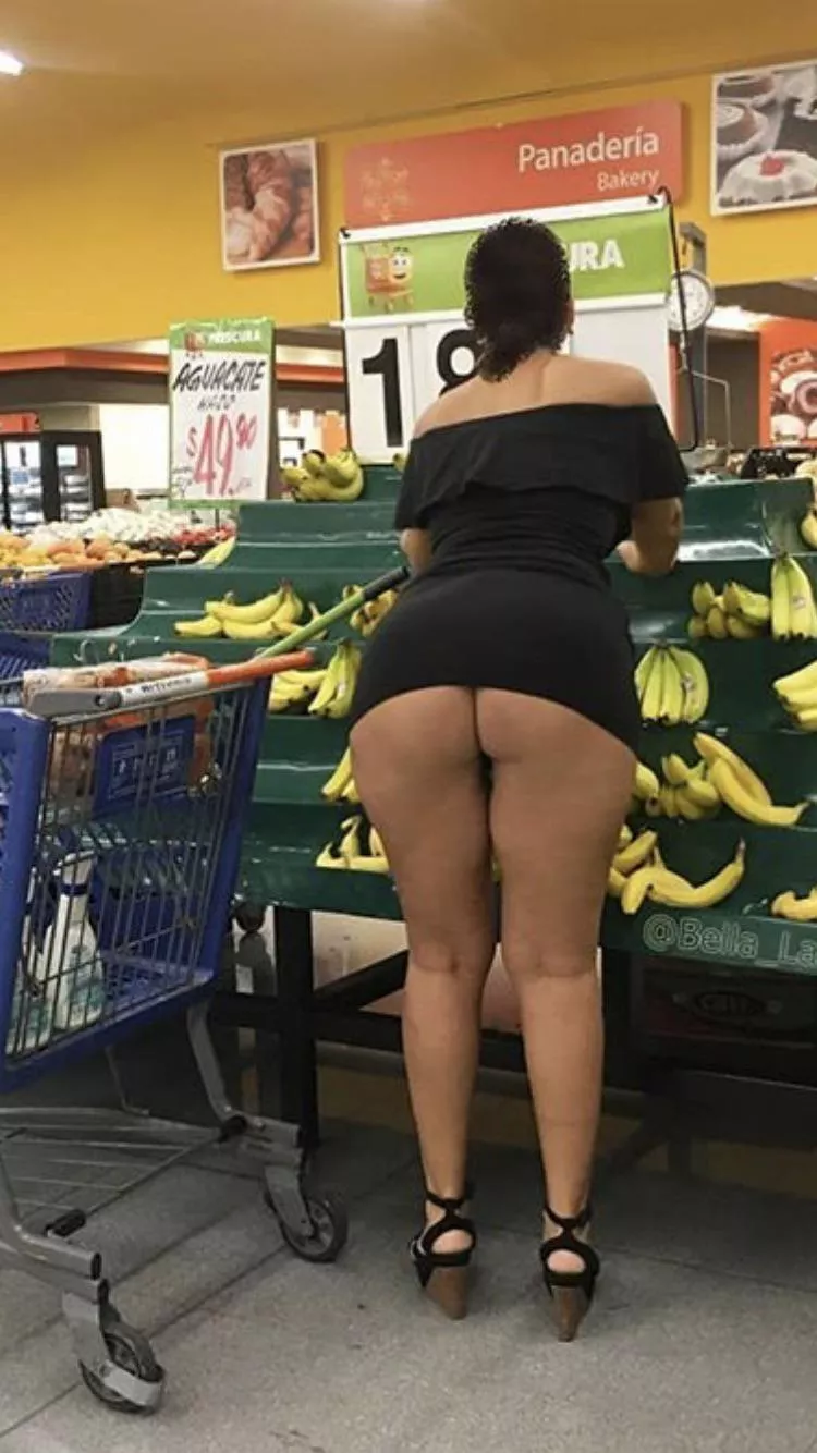 I’m sure there’s a joke in here about the bananas but... just enjoy what she’s showing us instead I’m sure there’s a joke in here about the bananas but... just enjoy what she’s showing us instead
