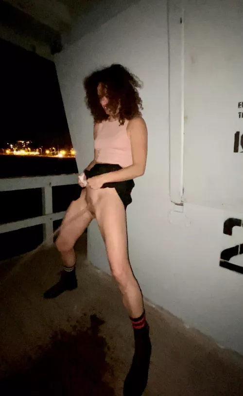 I’m that chick… I love peeing like a dude! My stream is so powerful. [F] MILF