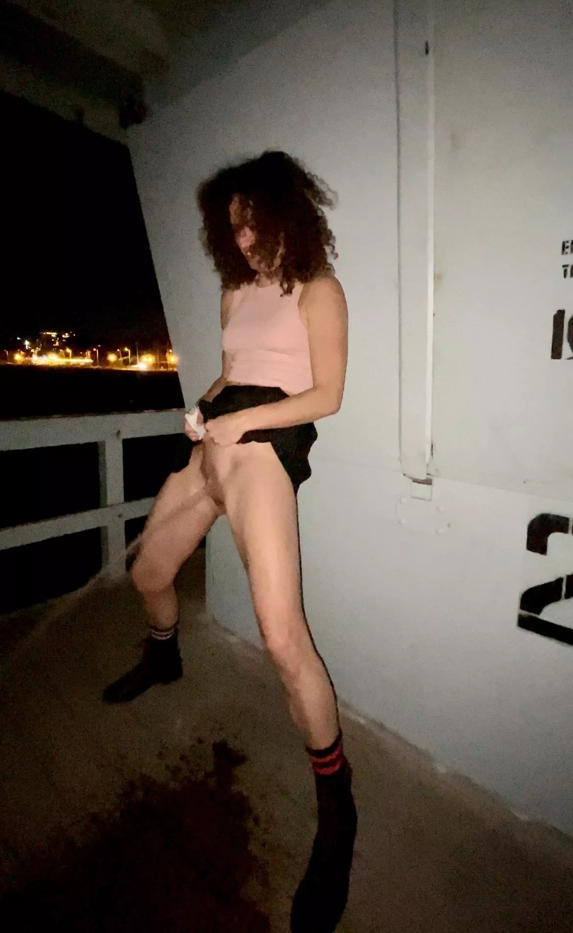 I’m that chick… I love peeing like a dude! My stream is so powerful. [F] MILF