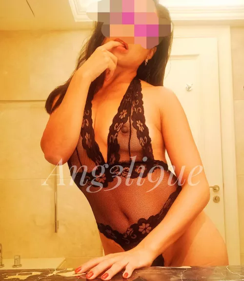 I’m that sexy Chinese girl next door … would you cum over and hammer me? … pleaseeee 🍑🍑