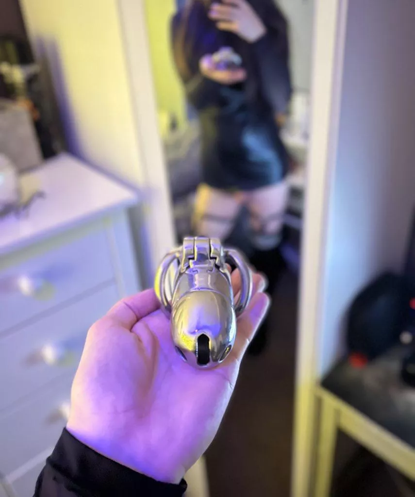 I’m the dom tonight baby, which means you’ll be wearing a chastity 😈