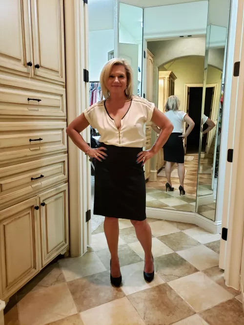 I'm the mature milf that the neighbors warned you about.