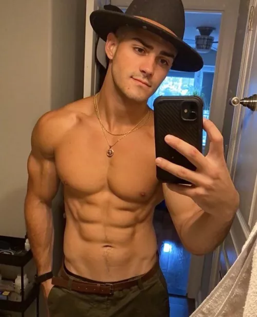 I’m totally straight - I know that’s a kink for some of ya’ll 😛 super down to fulfill video fantasies!