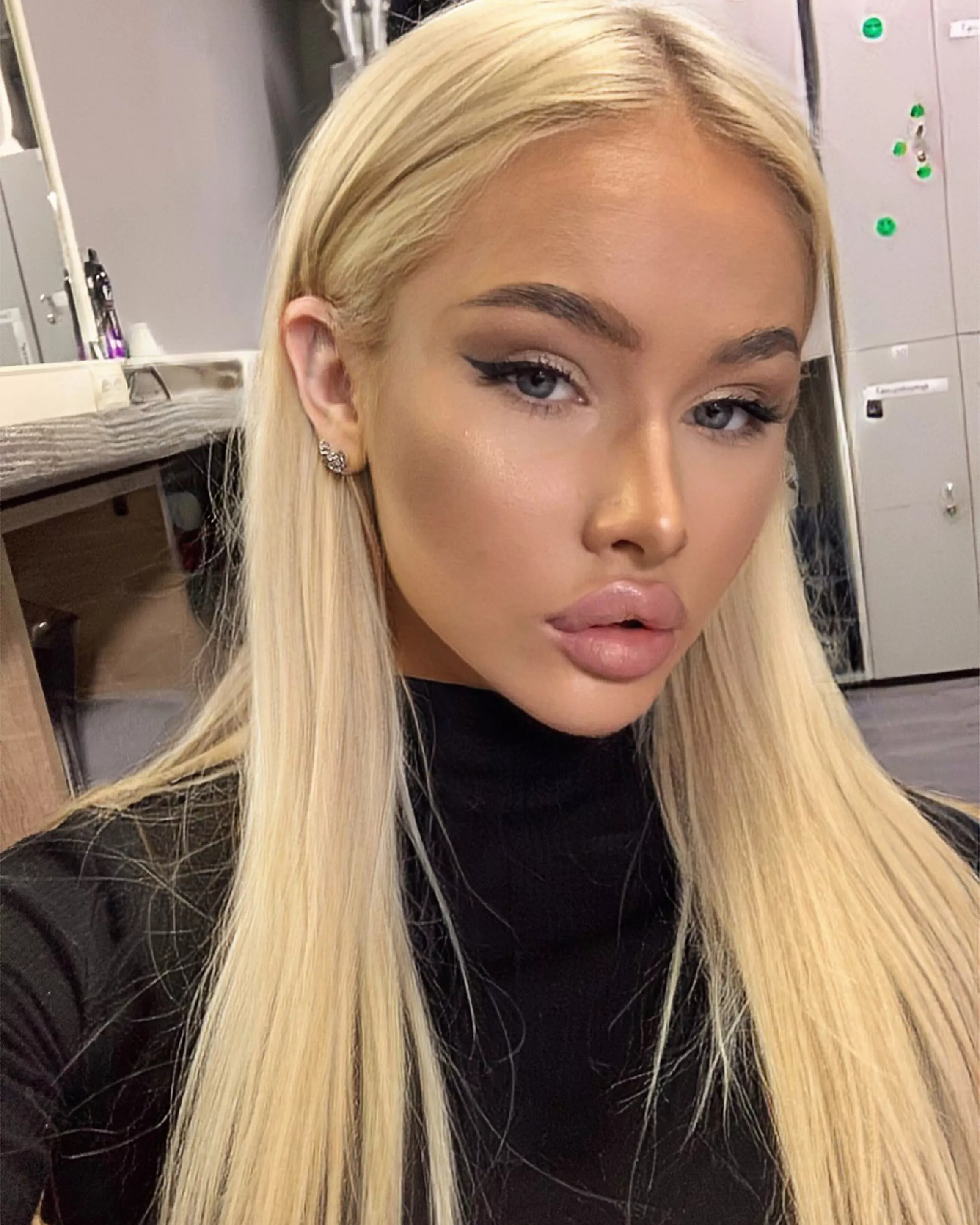 I'm young and innocent but looking for fun and get naughty 😈