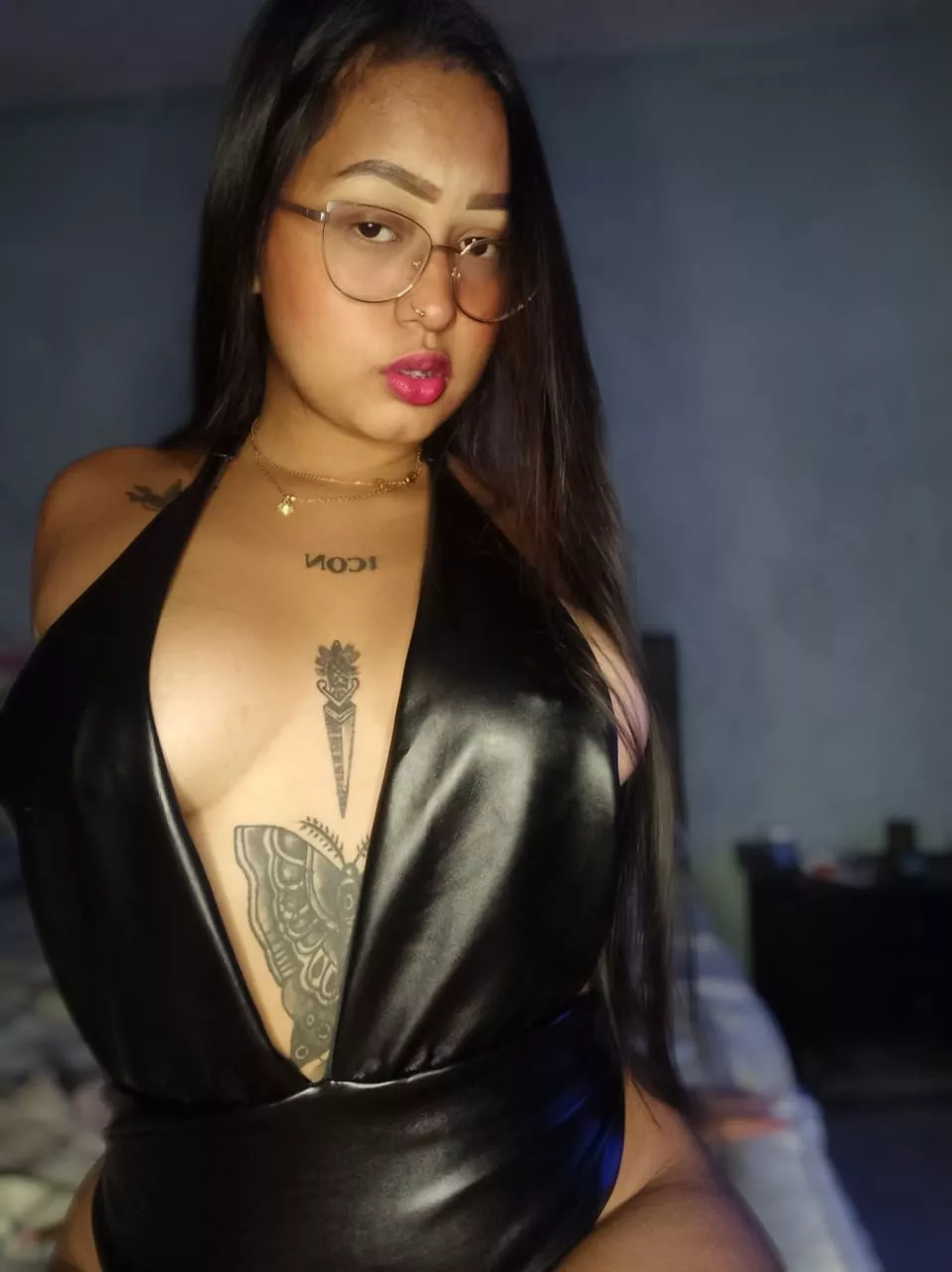 I'ma sit on your face so you can choke and listen to you begging pathetically 😈. [Domme]