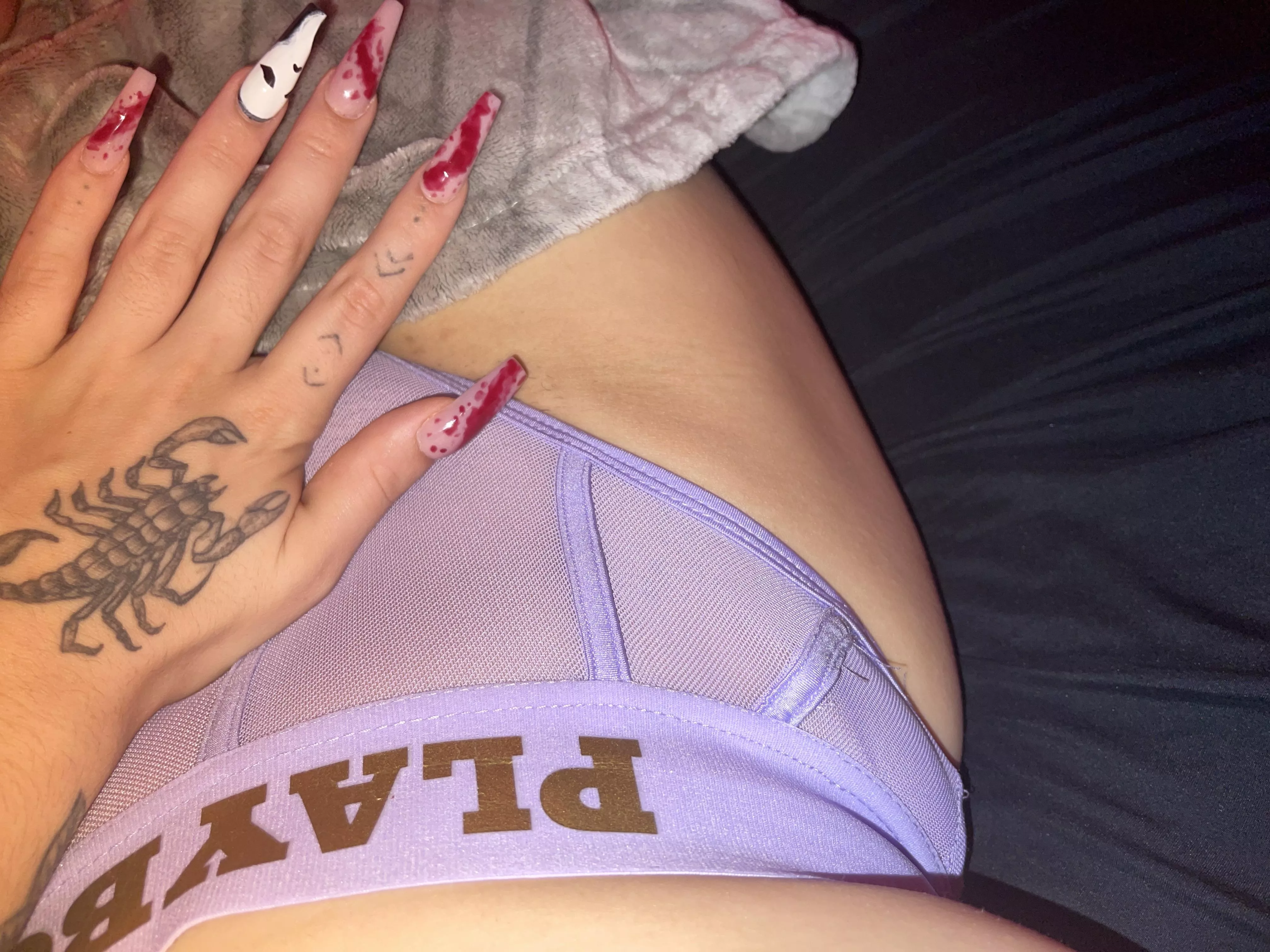 Imagine these pretty nails wrapped around your cock👅