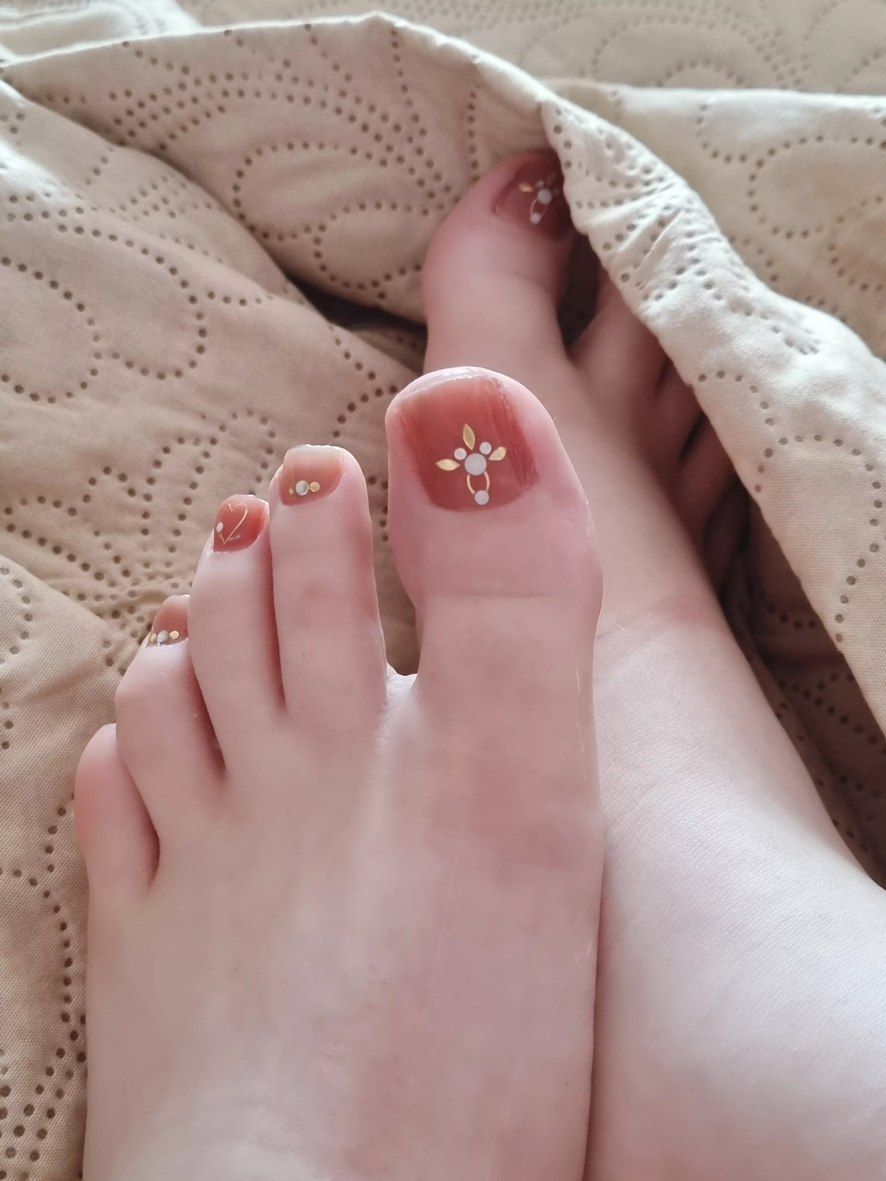 imagine waking up next to my feet 💞