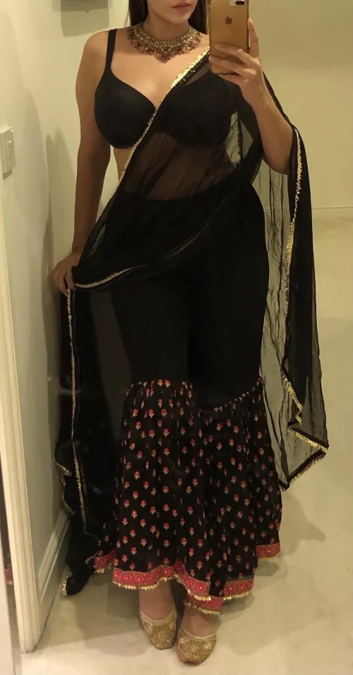 In a world full of trends, sometimes a girl just wants to wear something traditional 💋 British Punjabi Indian