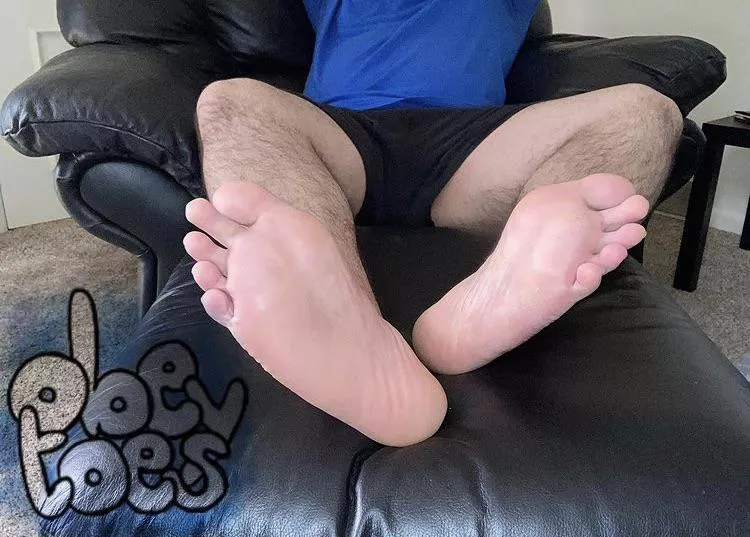 In dire need of someone to worship me 😈😈